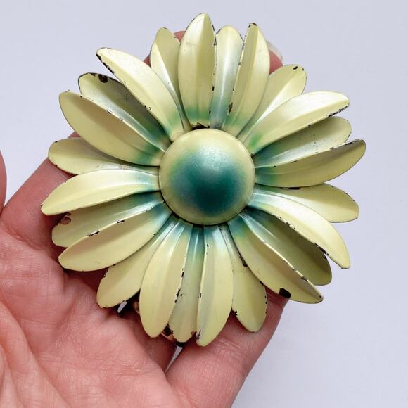 VTG 1960s Mod Cream Yellow Enamel Daisy Flower Power Brooch Enameled Metal Pin - Picture 3 of 10